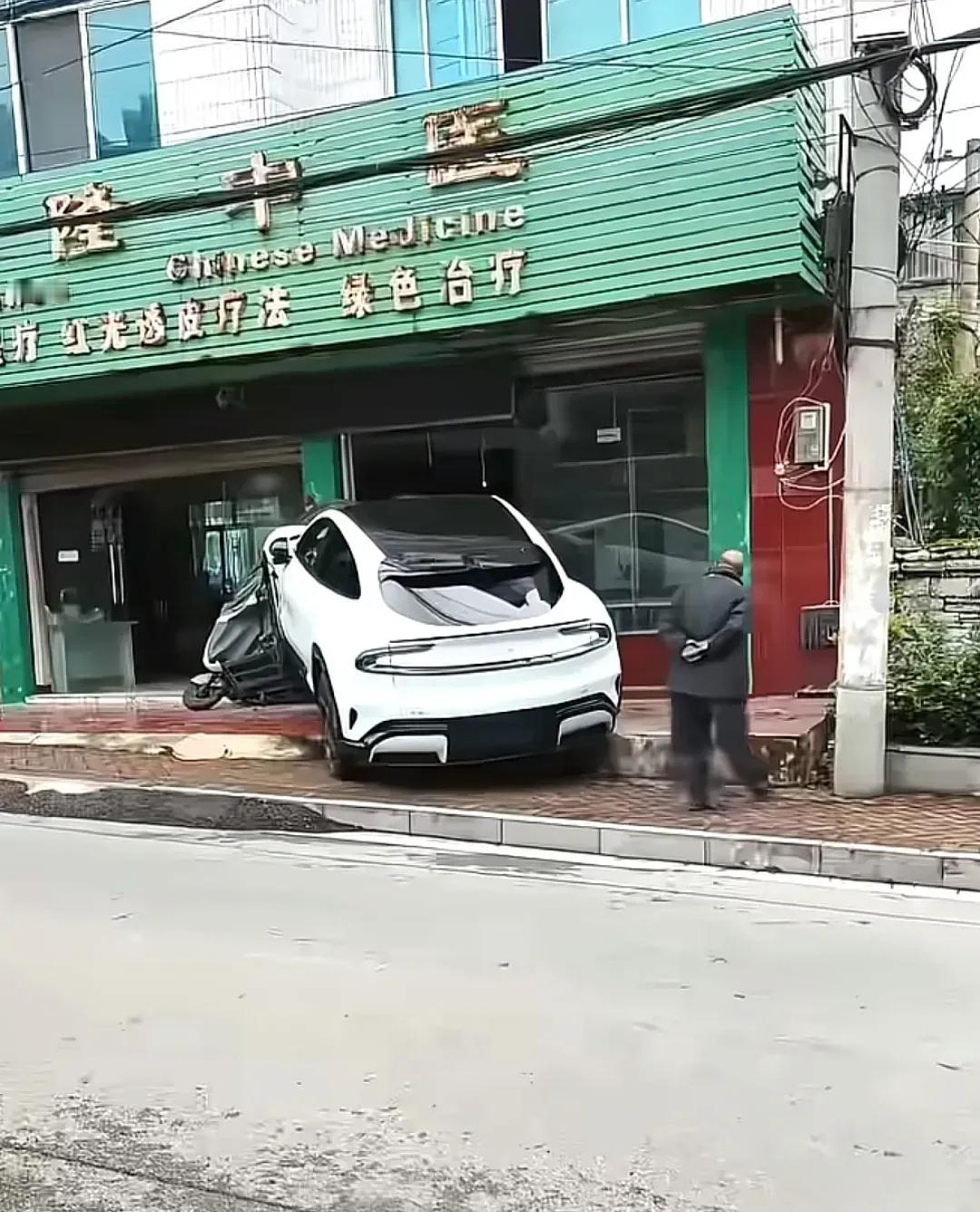 每天都能刷到好几条，而且都不重样。
还记得发布会雷军如何把它吹的天花乱坠吗？ “