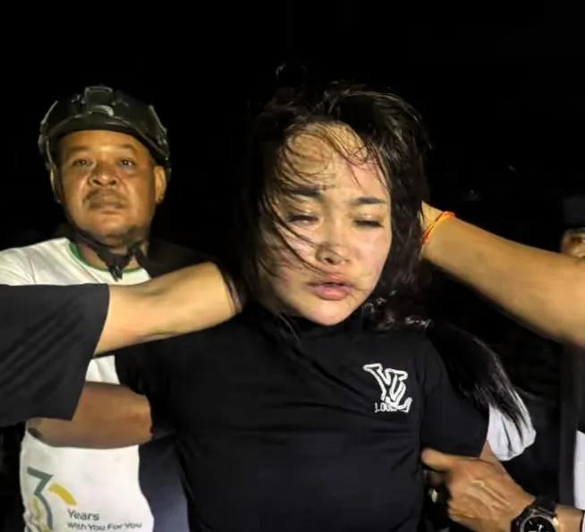 一夜间这名越南女子，火遍东南亚！
 
为了救男友和5名同伴，她单枪匹马闯进柬埔寨