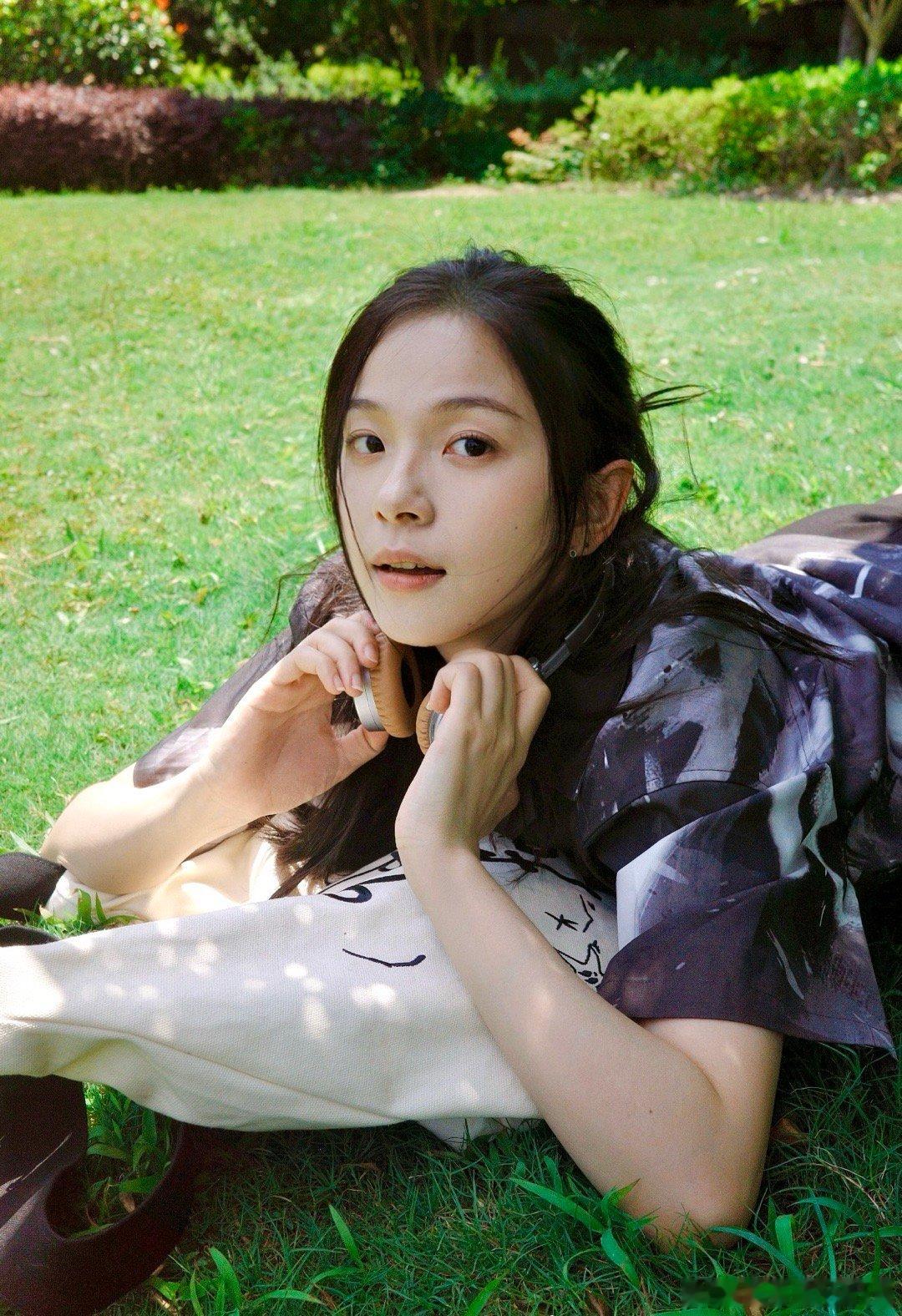 一日 树与少女 树荫挡住白日骄阳的余温触碰着 聆听着满是潮湿的苔藓🌳  ​​​