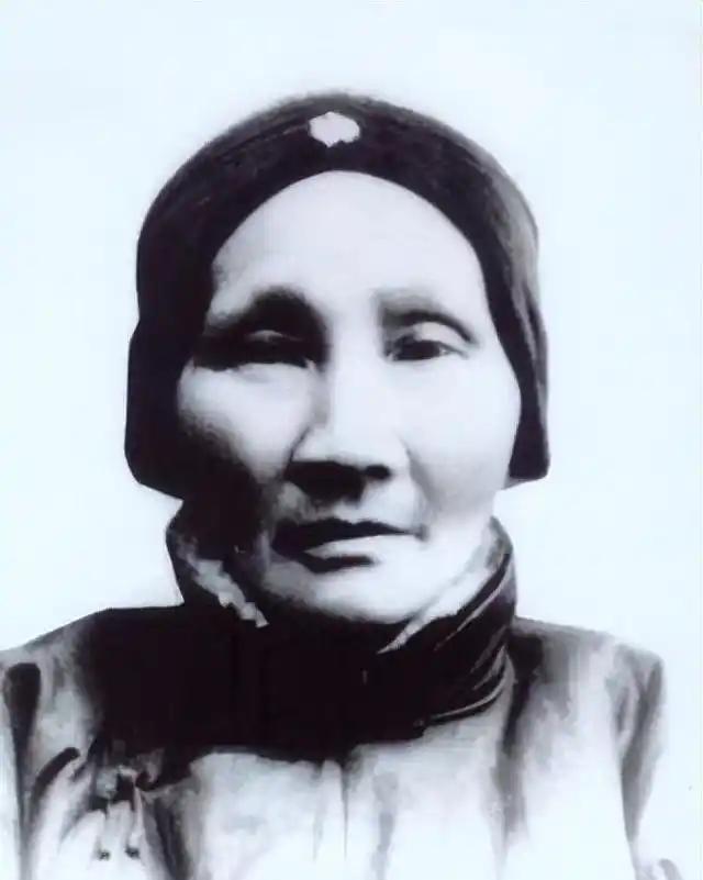 她是清末寡妇尼姑，却半路还俗嫁人，生下一子“祸害中国”至今。她就是王采玉。

主