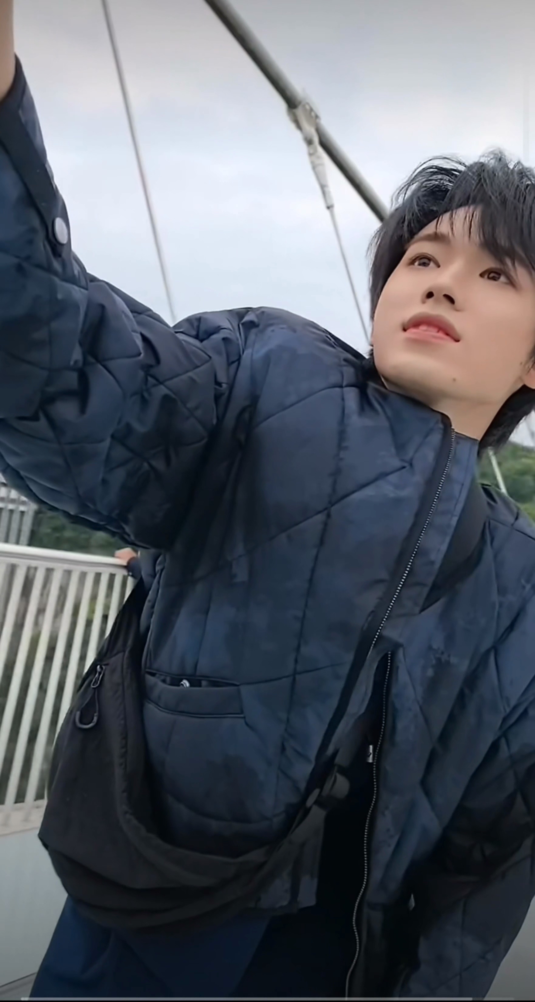 展示360°无死角的美貌，哨兵哥镜头一转拍宋亚轩的时候还特意加了个新的bgm
