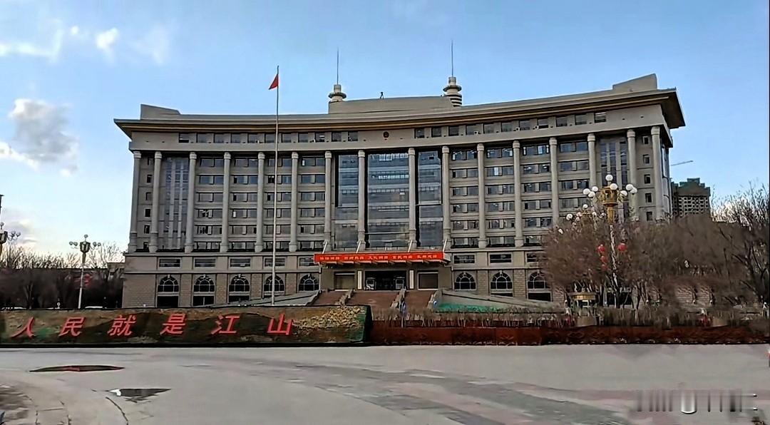 乌鲁木齐水磨沟区人民政府位于温泉西路131号，1956年成立，距当时地处光明路的