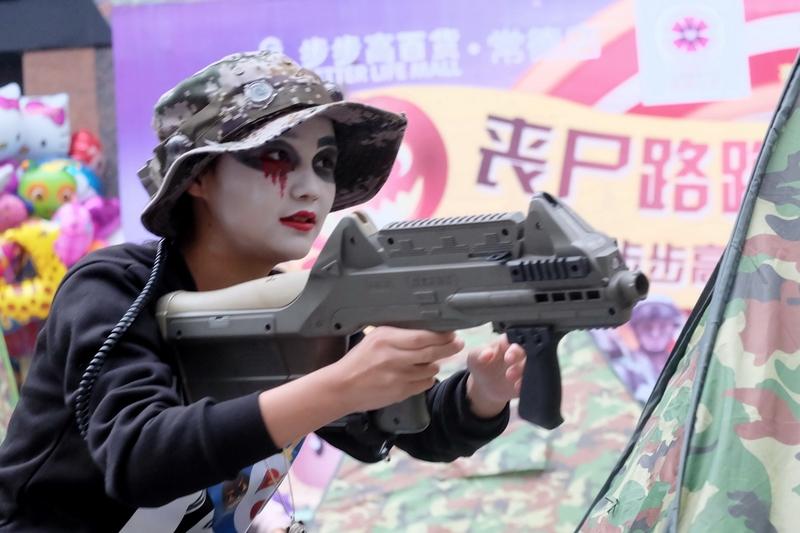 台民调：63%民众不愿自己或家人打仗 台民调显示63%民众不愿自己或家人打仗，这