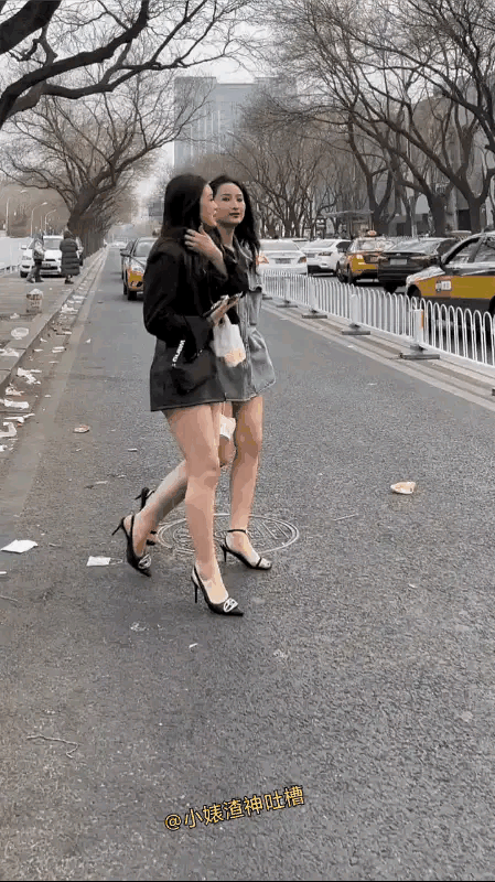 大冬天的露着肉，是脑子不正常还是哗众取宠，两个人的一系列举动可以说是粗俗的不能在