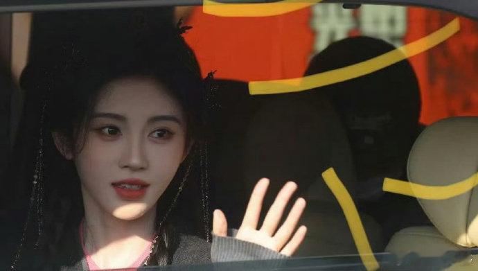 鞠婧祎再演恶女 鞠婧祎演绎多变角色，从上官芷到露芜衣，每个角色都被她拿捏得恰到好
