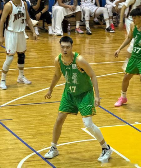 一场男篮内部交流热身赛结束，辽宁男篮以89:84击败吉林男篮。双方以磨合阵容、锻