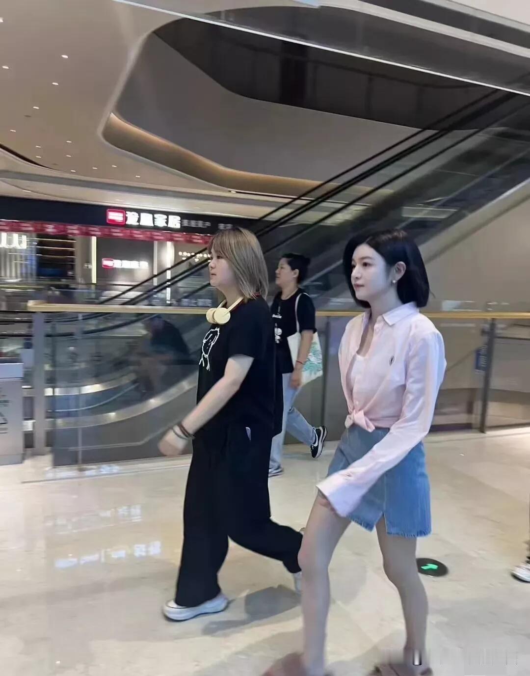 女神现实中怎么这么矮，这和电视剧里看到的形象差别太大了，本人又瘦又矮，身材五五分