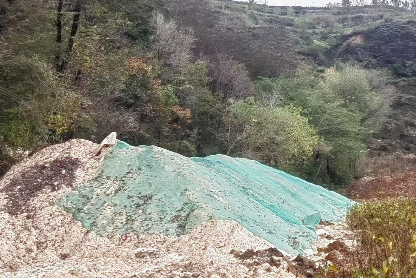 #当地回应村民称耕地被倒工业垃圾#【陕西洛南一#村民称耕地被倾倒工业垃圾#，企业