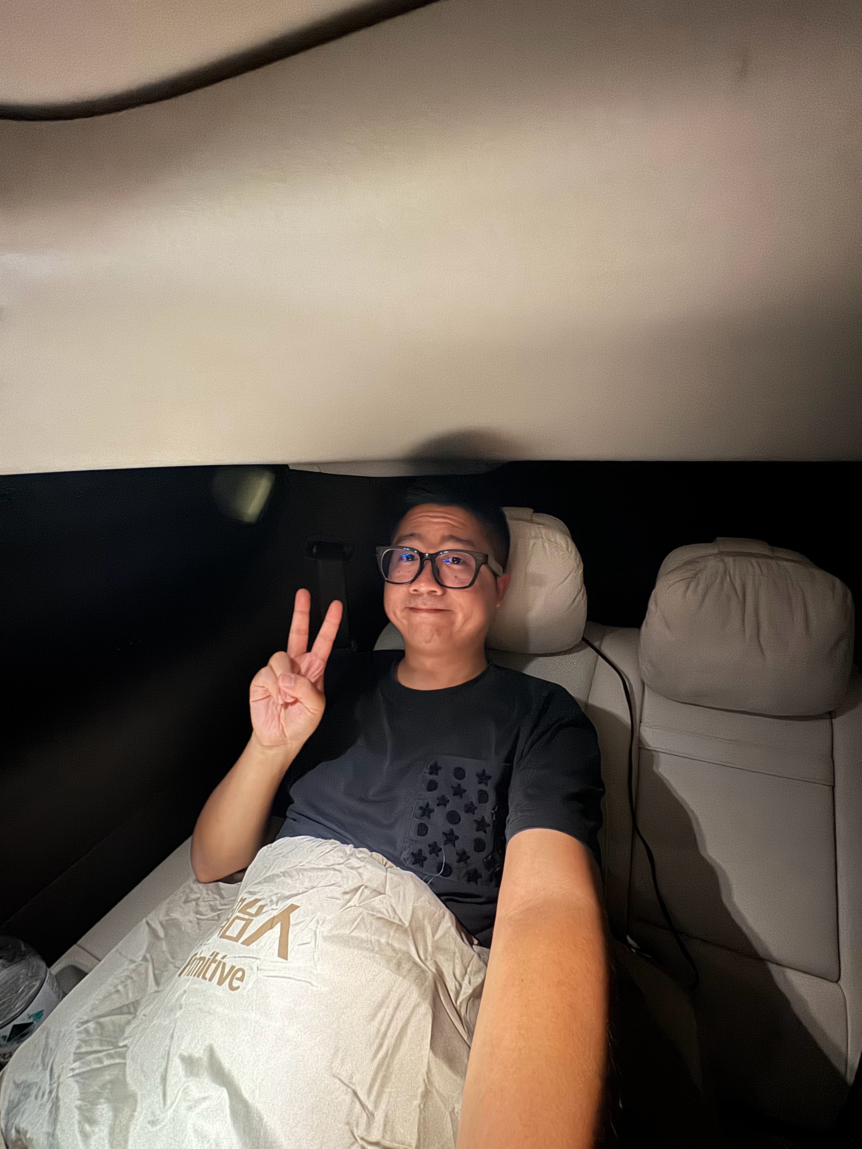 继续挑战第二天睡车里😴但是流量好差也没太多互动，大家是不是都在玩，没空刷微博[