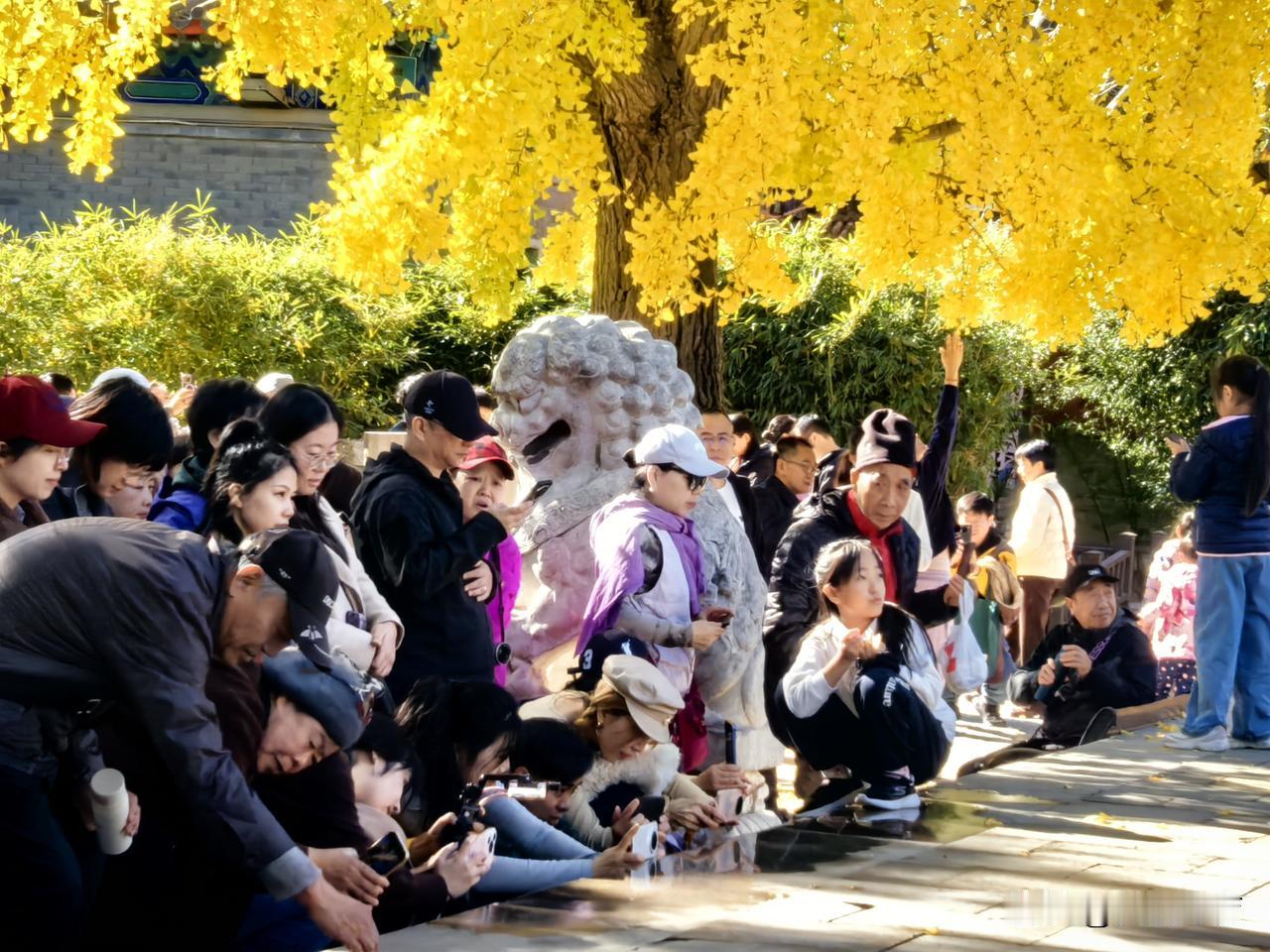 真觉寺内拍摄金刚宝座塔的游人。
游人在石质地面上泼洒一层水，只为拍摄出塔的倒影。