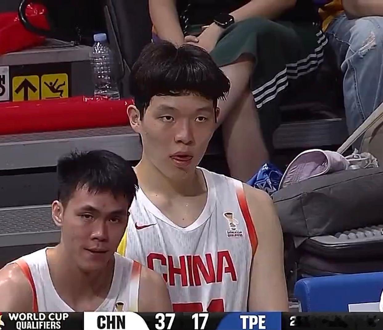 杨瀚森的发带太帅了，去了趟NBA确实不一样，表情也是非常欧美，吐舌头。在留学圈里