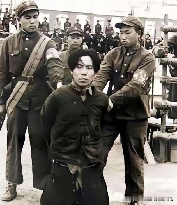 1951年6月13日，华北军区军械处科长程斌正举着一把黑伞在大雨中行走，突然迎面