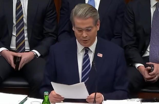美国财政部长贝森特在众议院金融监督委员会听证会上与众议员唇枪舌战，火药味十足。