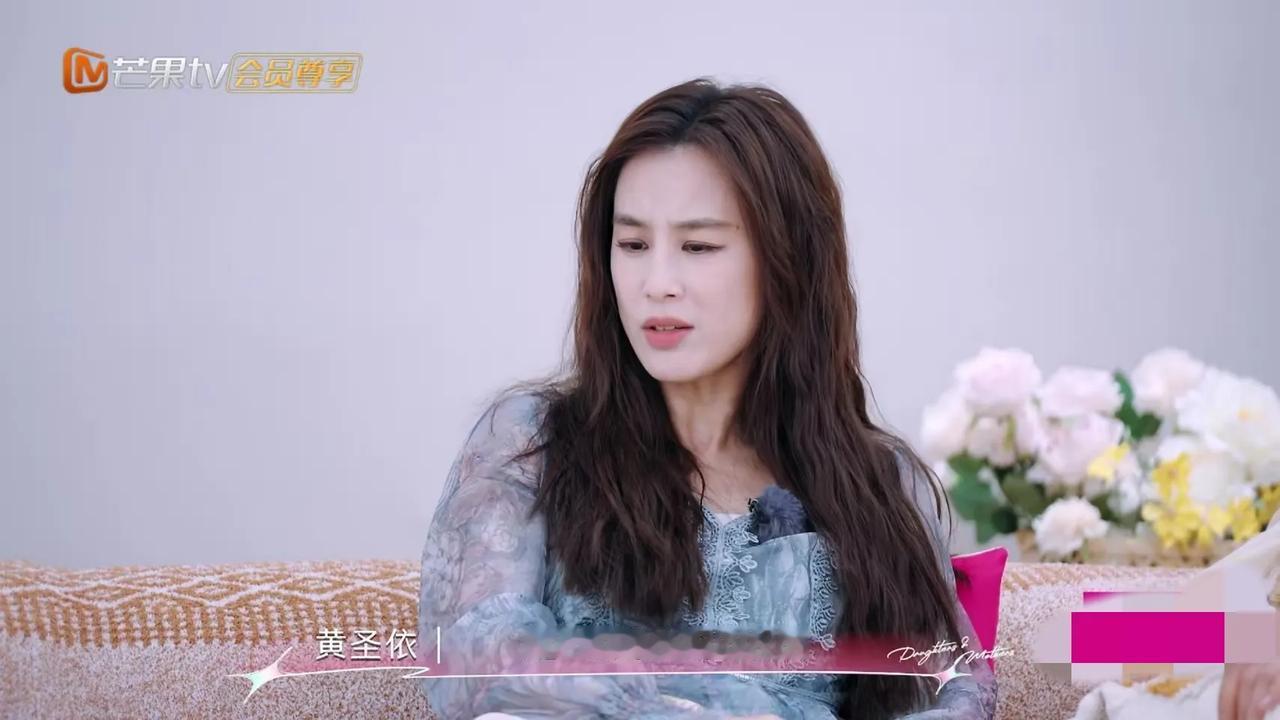 黄圣依，辟谣了
黄圣依说:“之前有一个八卦，说我有两个亿的零花钱，还是什么的。”