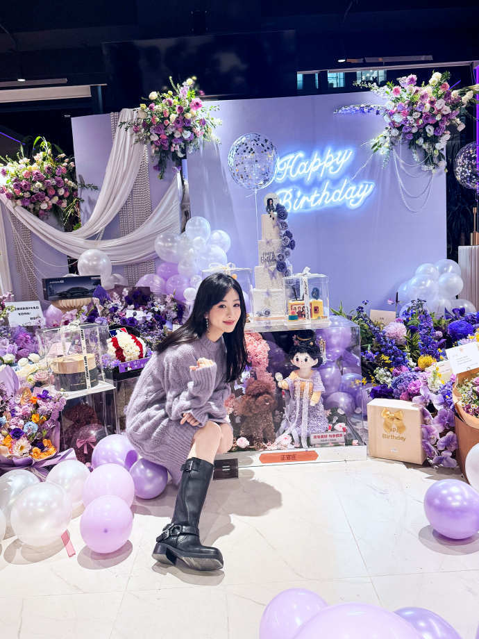 #杨紫分享生日现场图#杨紫分享生日现场图！紫色毛衣配长靴！好美啊！爱了~[舔屏]