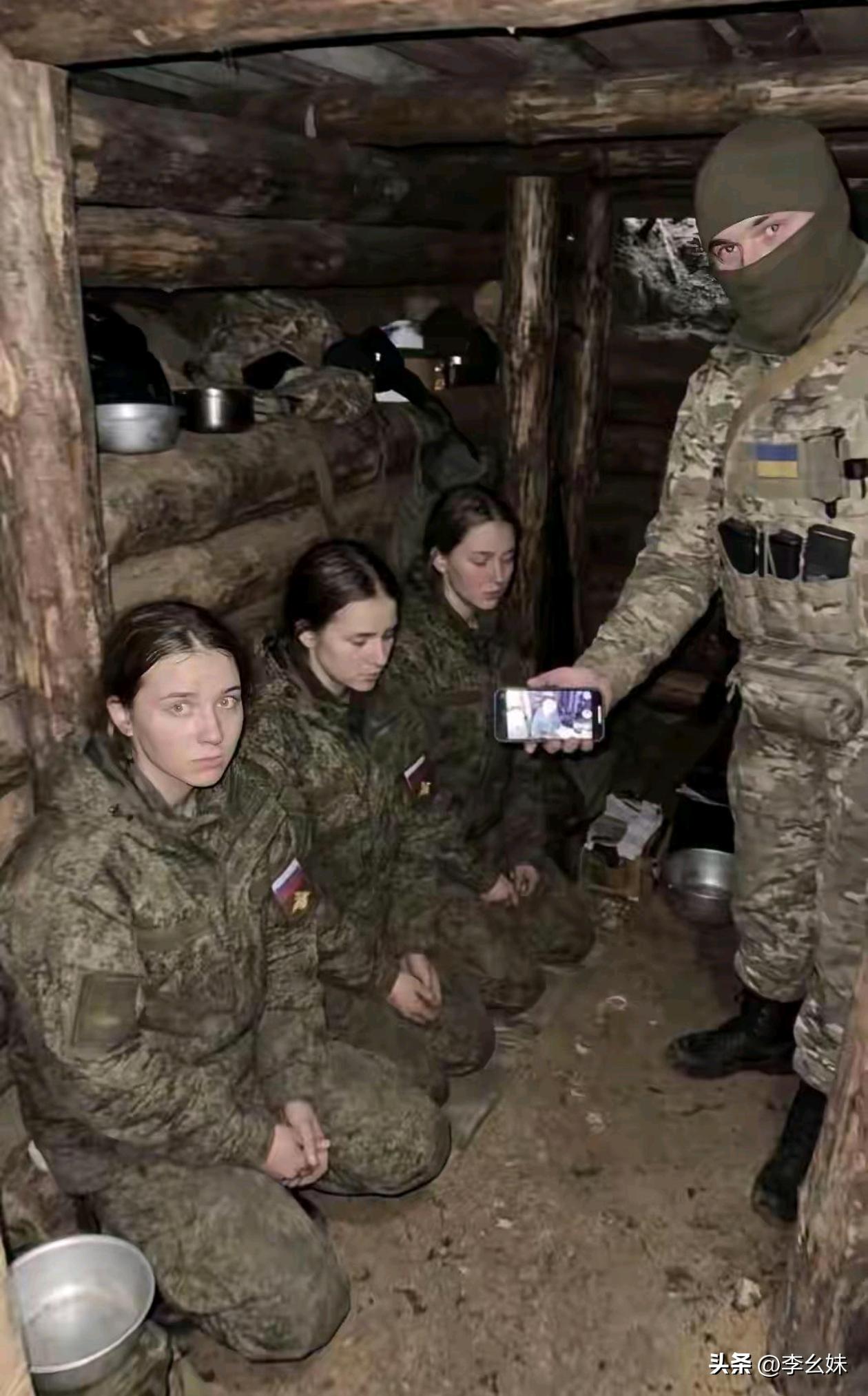 一乌克兰士兵俘虏了三名俄罗斯女兵