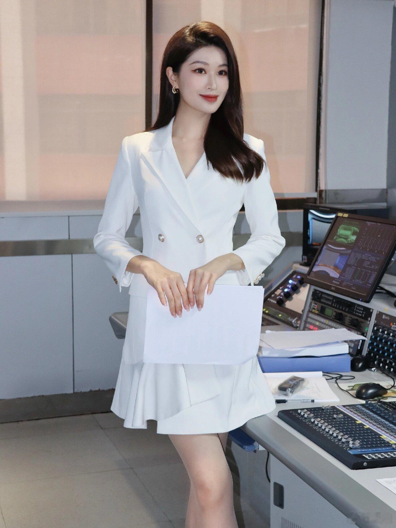 彭婷婷 ⬜️ 广东广电主持人，白色西装裙穿出高级感 ​​​