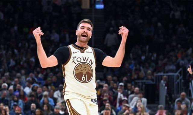 没有多少人能想到，阵容如此残破的勇士能击败骑士。这一战的首节，勇士被骑士打了一个