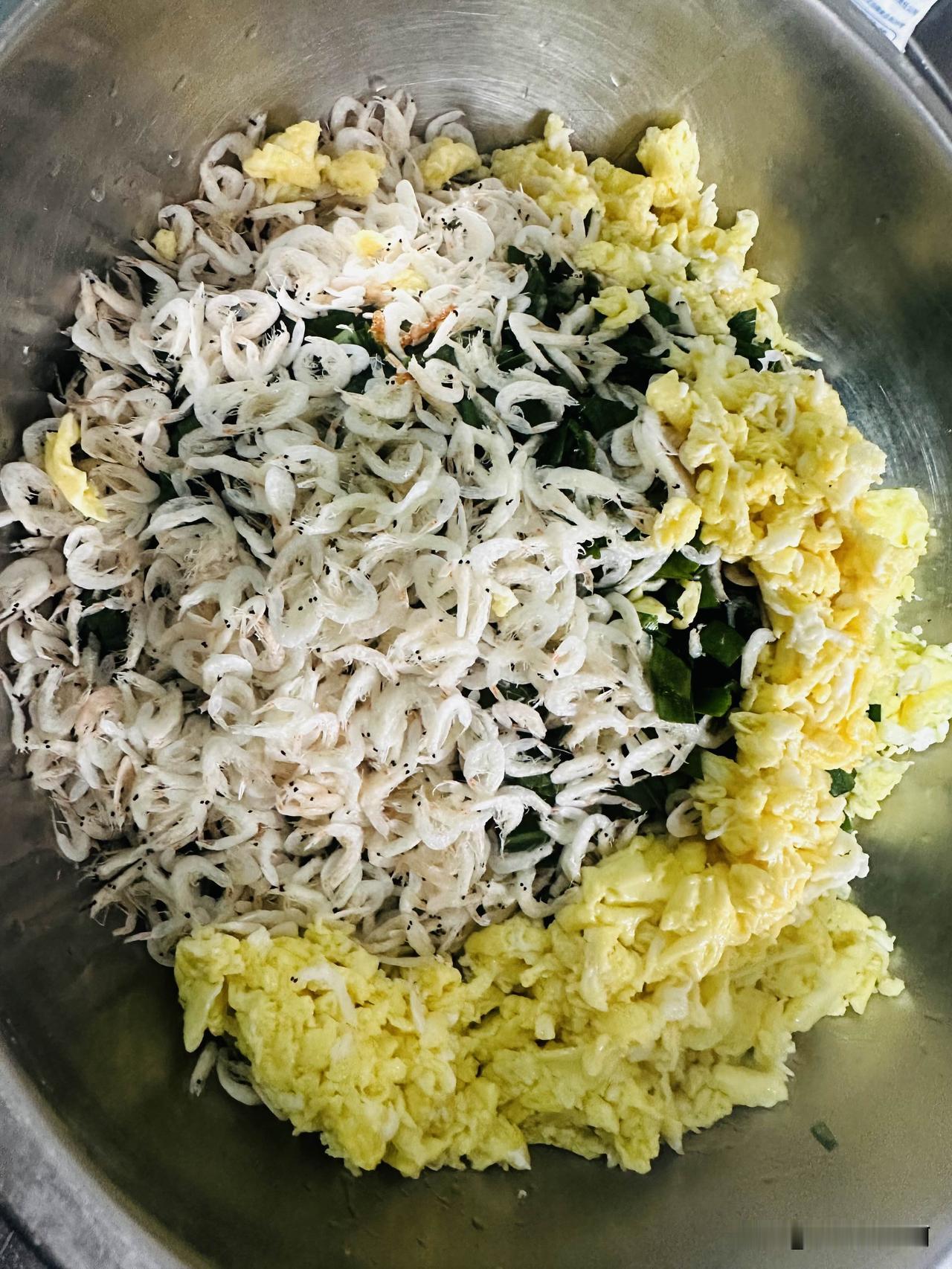 今天突然的想吃这一口。
“哈饼”
那就吃吧，我跑了东西两个超市才买到的韭菜。
回