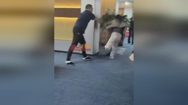 广西防城港某台球厅老板欠薪又施暴，6名前台、助教女员工讨薪时，遭其将一名女生狠狠