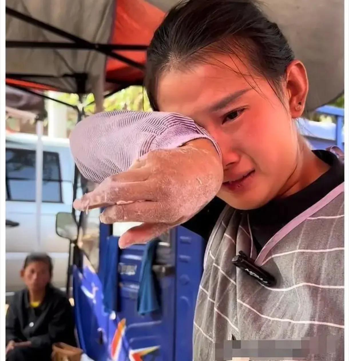 烤排姑娘面临很大的非议，这其实很代表现在的一部分网红，她本身挺单纯的，但如果被资