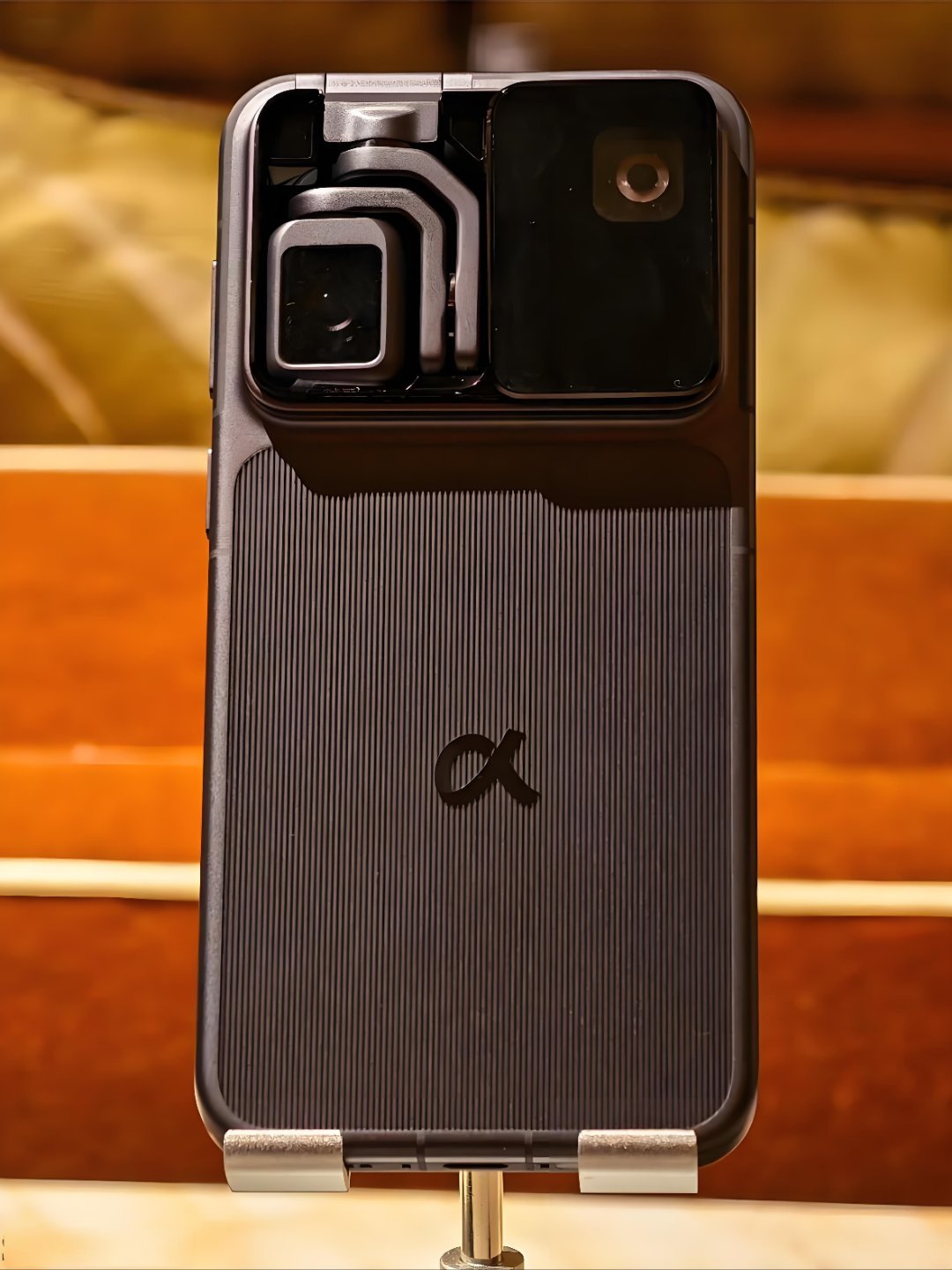 荣耀在CES上放了记狠招，做出一台会自己动的手机！这台ROBOT PHONE后背