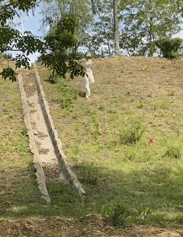 图一：小姐姐这么点平衡度，还敢直接冲坡？看来也是一个对自己认知不够的人。
图二：
