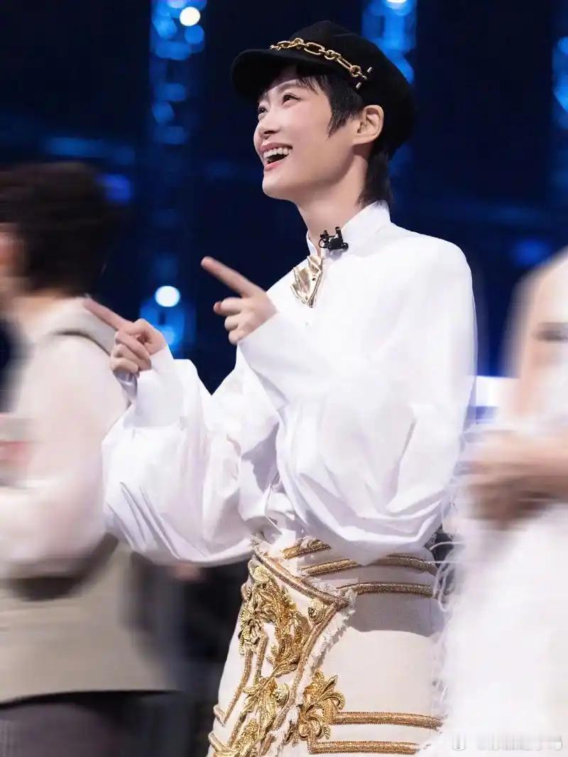 李宇春在重庆演唱会上，第一次现场唱了新歌《是你》。这首歌是电视剧《难哄》的片尾曲