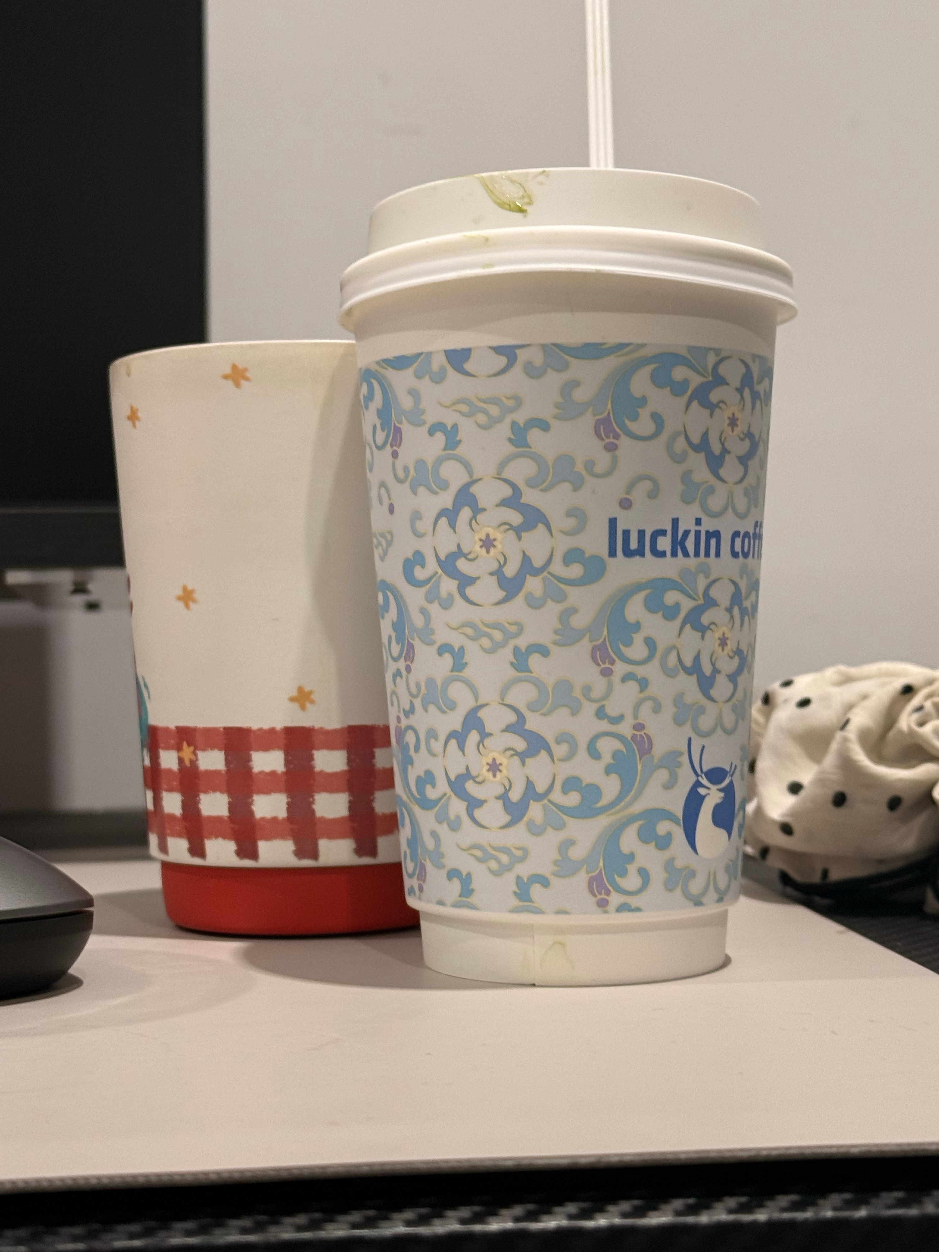 办公室奶茶文化 想喝的一起拼一杯就好了。俺朋友公司领导就经常说要给其他同事点杯奶