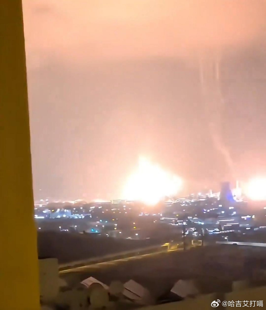 凤凰新闻【两枚伊朗导弹几乎同时成功突防，击中以色列海法】据土耳其媒体公布的现场视