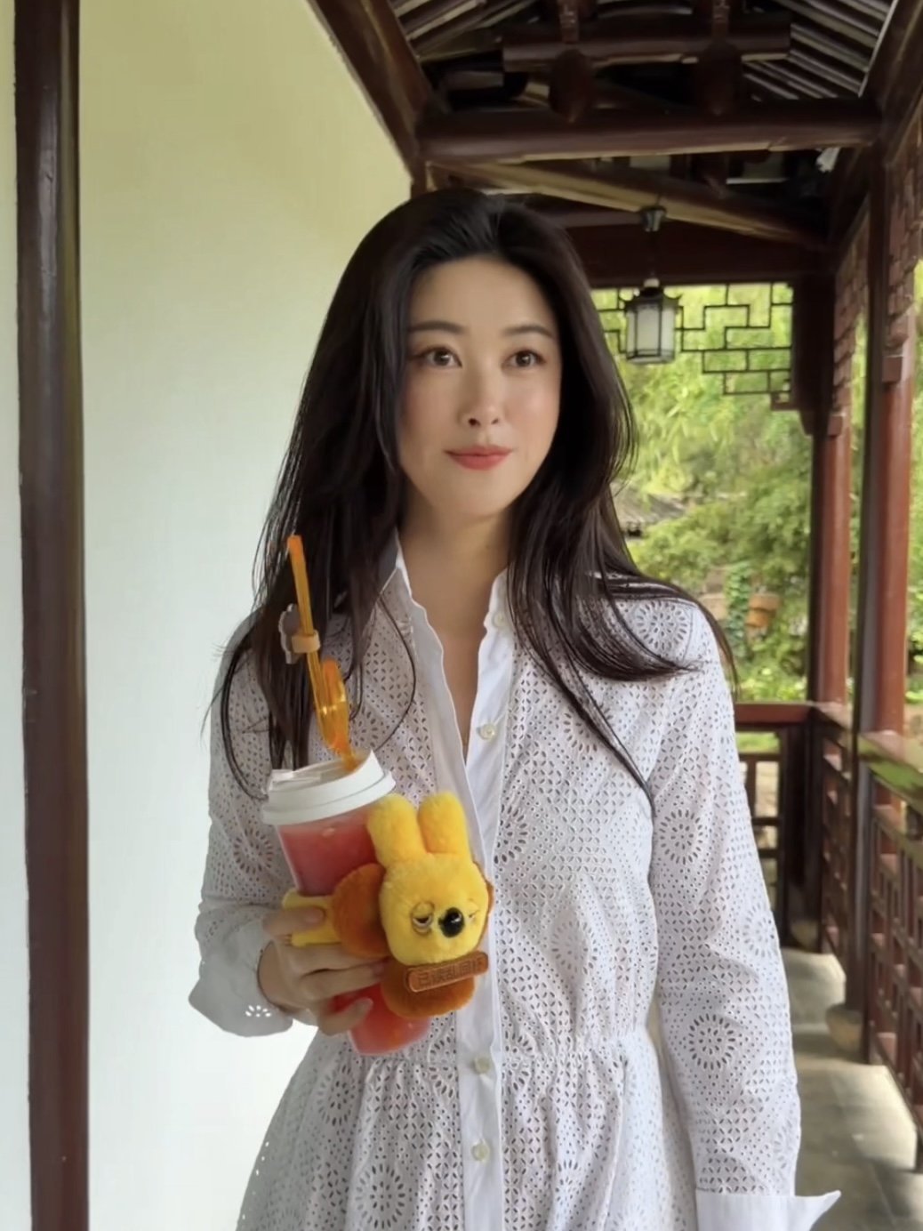 朱珠喊你捧小耳朵奖杯上美团外卖捧小耳朵奖杯小耳朵限定 被朱珠和美团外卖的合作戳中