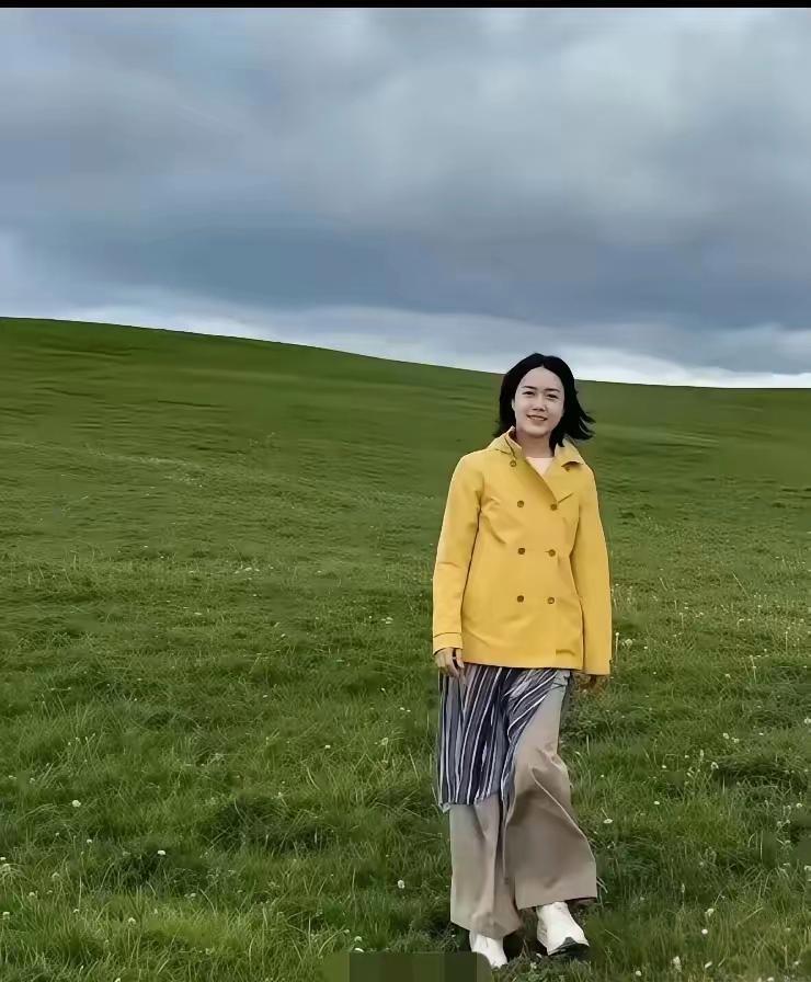 现在的翁帆，眼里有光，爱旅游
看上去也年轻了不少。