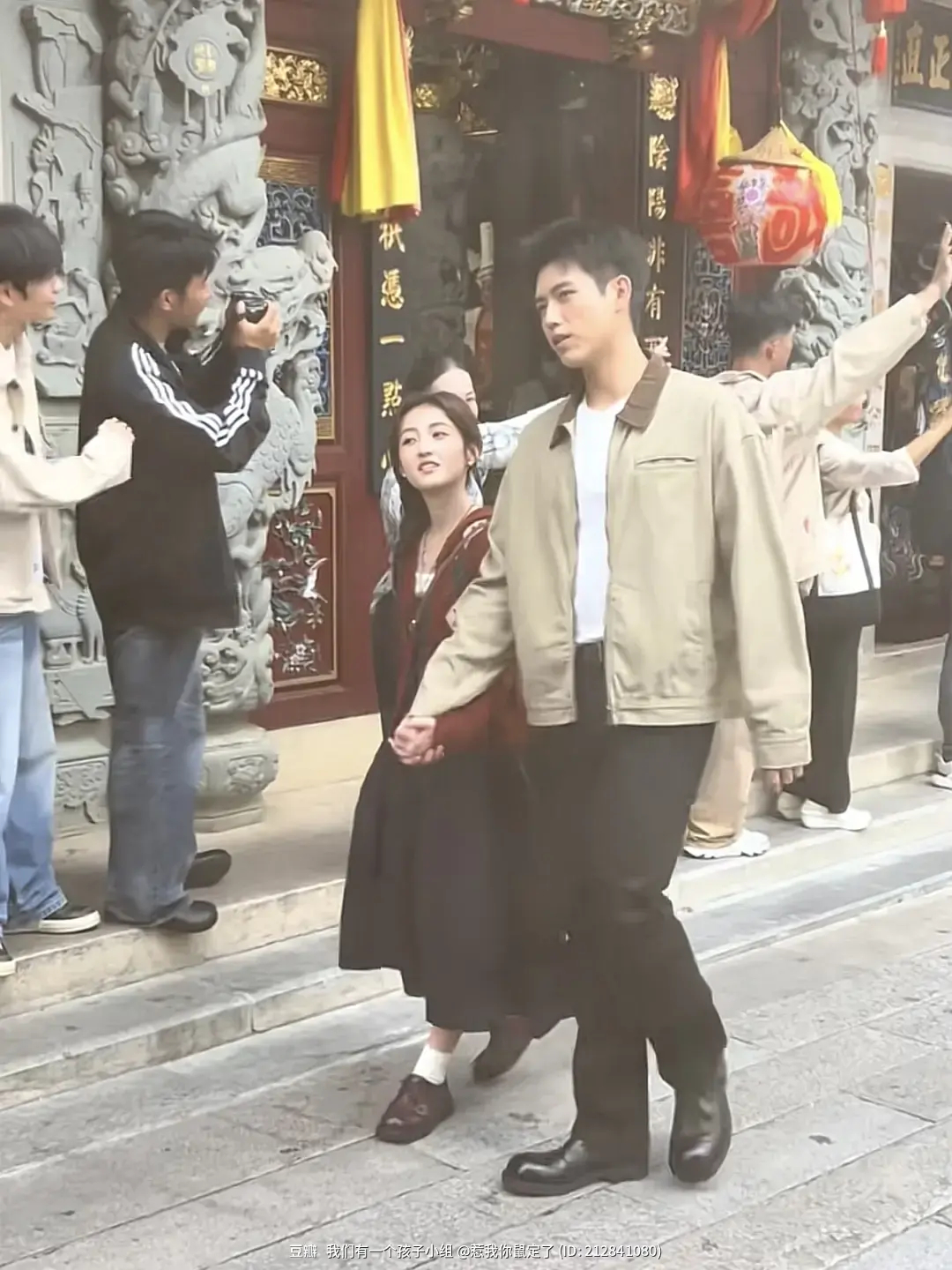 不是身高差这么大的吗？这算剧组吗 两个组娃 ​​​