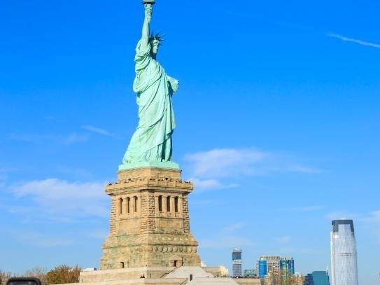 网络上关于中国人不再仰视美国的讨论持续升温。普通民众对美国的认知从过去的向往与崇