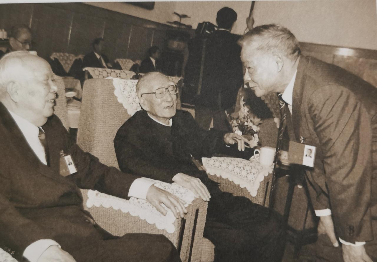 1997年9月。三位领导人在一起。左一是万里，曾任安徽省委书记，晚年担任全国人大