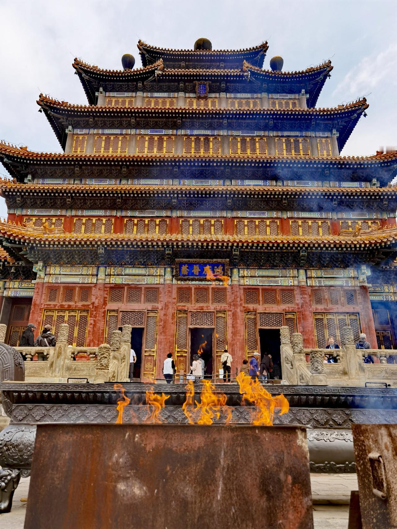 来承德旅游 ，一必去避暑山庄 ，二必去普宁寺。

普宁寺本地人也叫大佛寺，因寺内