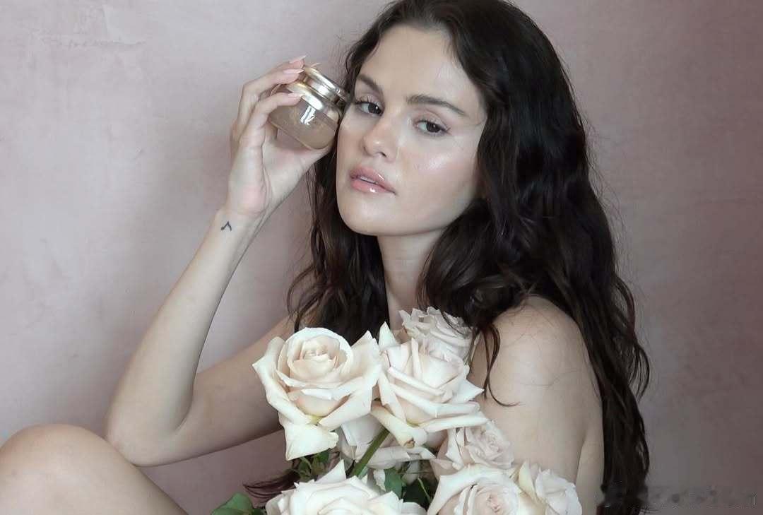 Selena Gomez赛琳娜戈麦斯为自创美妆品牌rare beauty将推出的