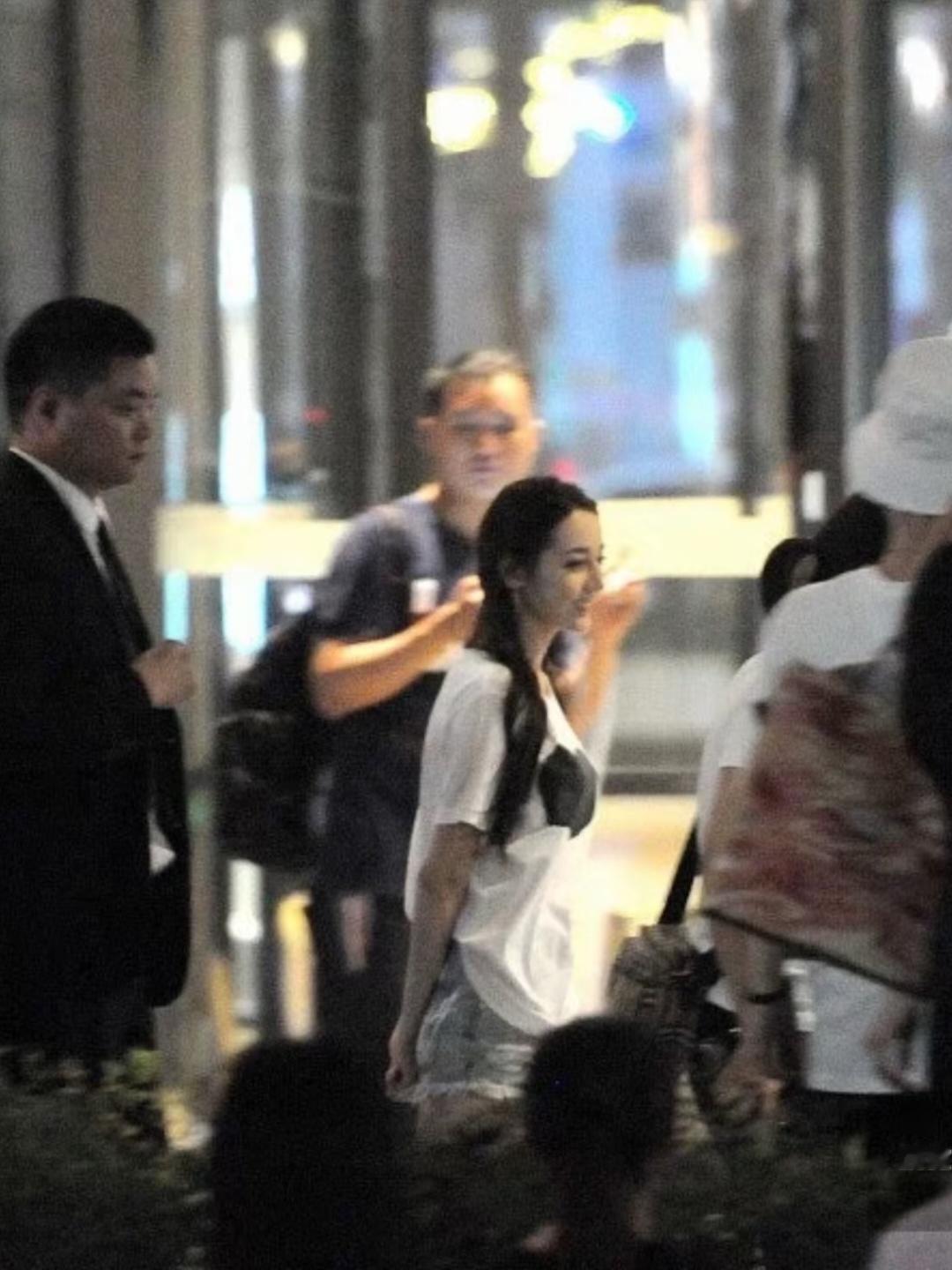 迪丽热巴18年哈根达斯线下下班路透，脸好小啊！难怪那时一直被叫甜热热，路透都满满