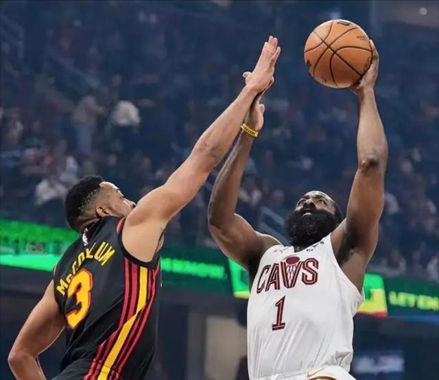 骑士主场122-116战胜老鹰，这场比赛远不止一场普通的常规赛胜利那么简单。在东