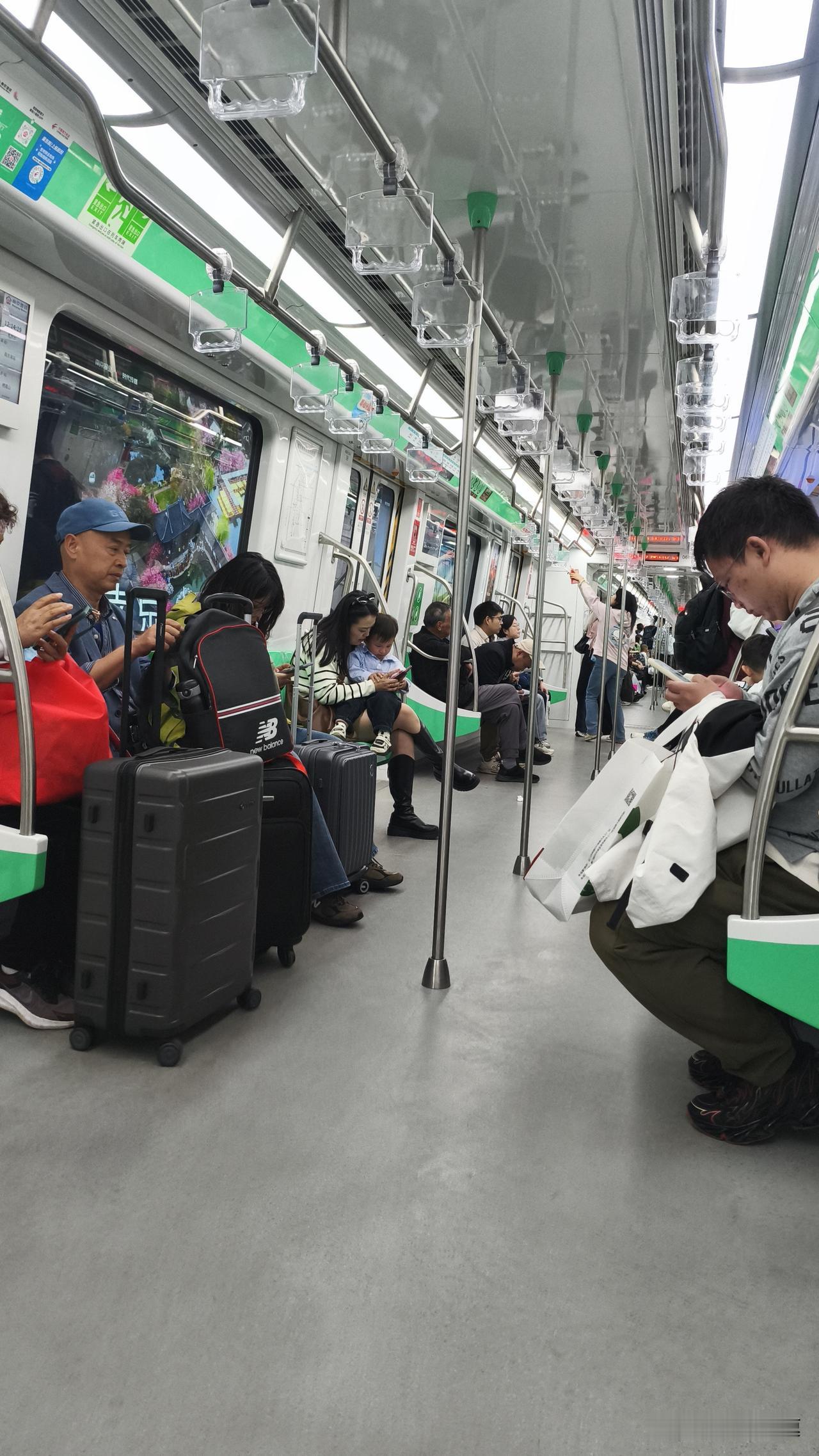 新开通的南京地铁六号线跑了这段时间，现在居然完全不挤了，早高峰坐甚至还能找到空位