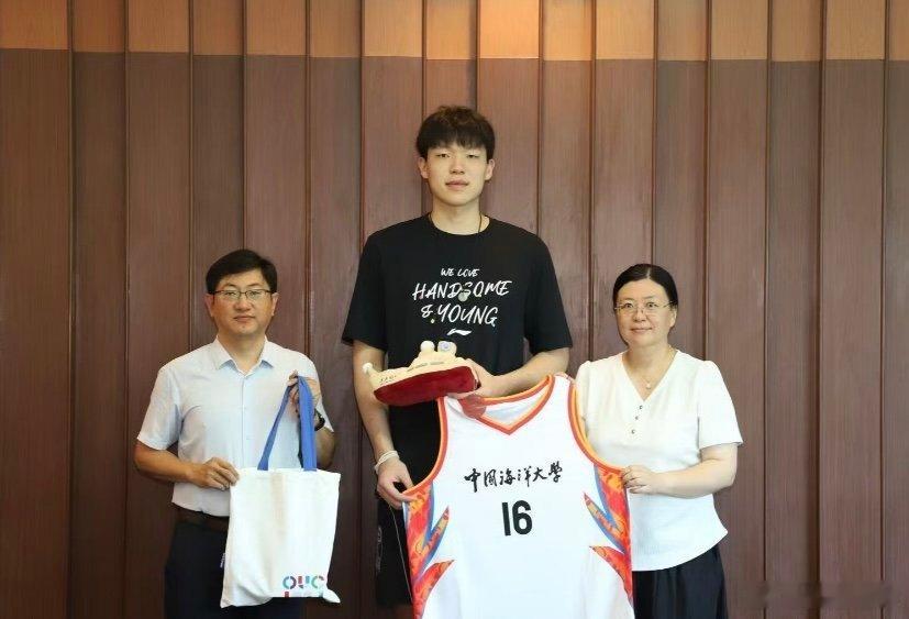 NBA中锋杨瀚森来学校领取自己的本科录取通知书[酷]，此前小杨作为优秀运动员被保
