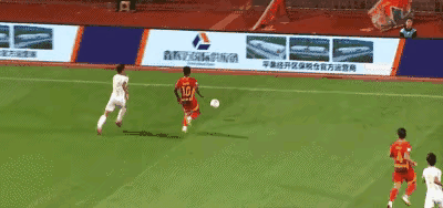 阿萨莫阿这个受伤，本来是可以避免的！防守队员这个下面拌摔，上面肘关节开道。本来已
