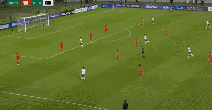 此时无比想念拜合拉木！就杨希这抢头球的能力真太拉了，哪有这么去抢的，冲过去了。