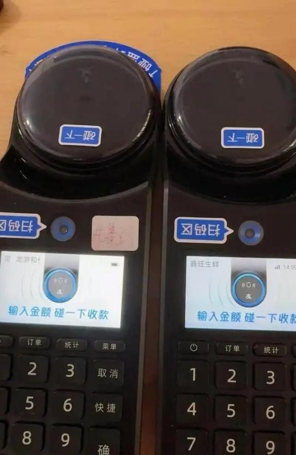 一位美国华人表示，中国的手机支付是最傻的事情，每次都需要掏出手机扫码，输入密码才