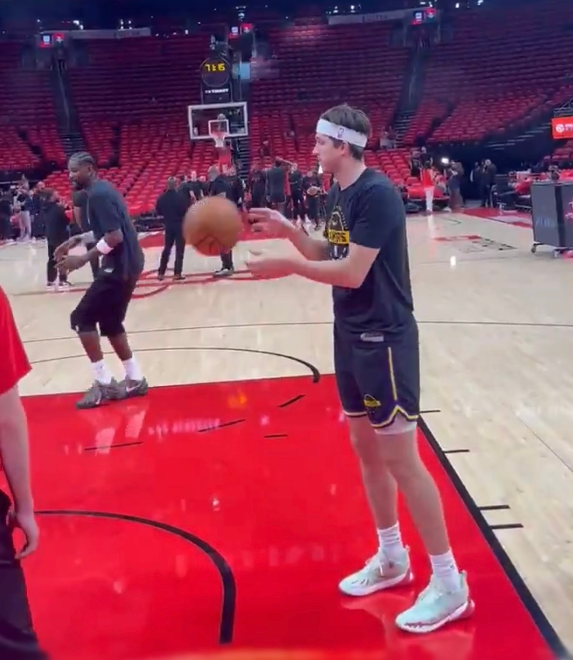 小里不打！ 湖人官方宣布：里夫斯因左侧斜肌拉伤，出战状态更新为确定缺席Game3