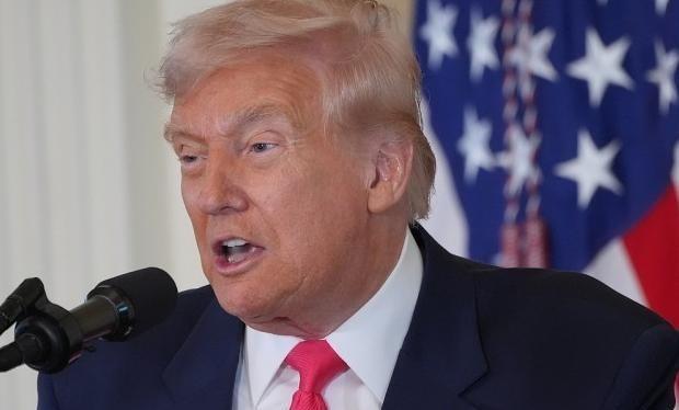 美国官员放话，谁挡着对台军售就动手。消息一出，军工股直接起飞，洛克希德·马丁一周