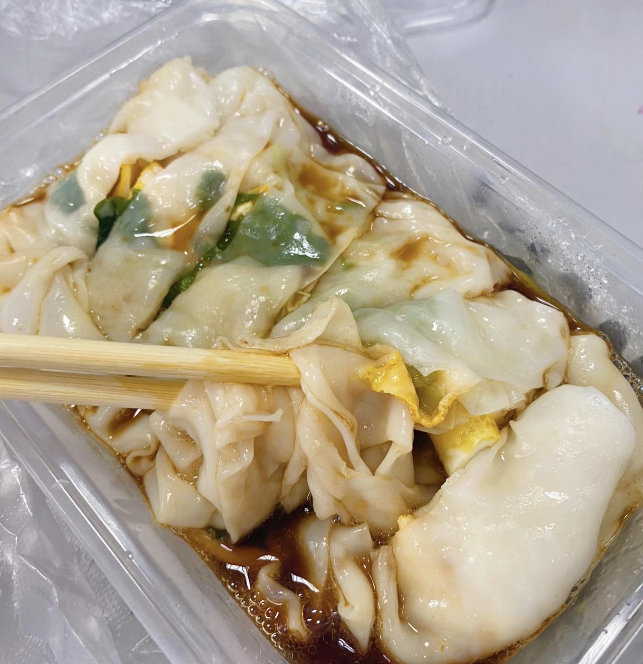 是谁的碳水DNA又动了！这份街头肠粉一上桌，米皮的温润混着鸡蛋和青菜的鲜气，裹着