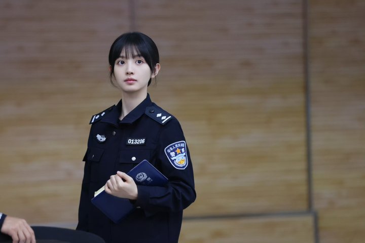 田曦薇演的警花一身正气田曦薇敬礼眼神选角天花板！田曦薇褪去柔美化身飒爽警花，眼神