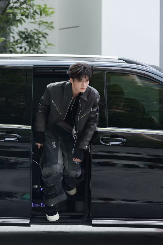 偶遇闫桉晨练据现场偶遇的路人反馈，闫桉真人非常白且瘦高，脸小到只有巴掌大。难怪粉