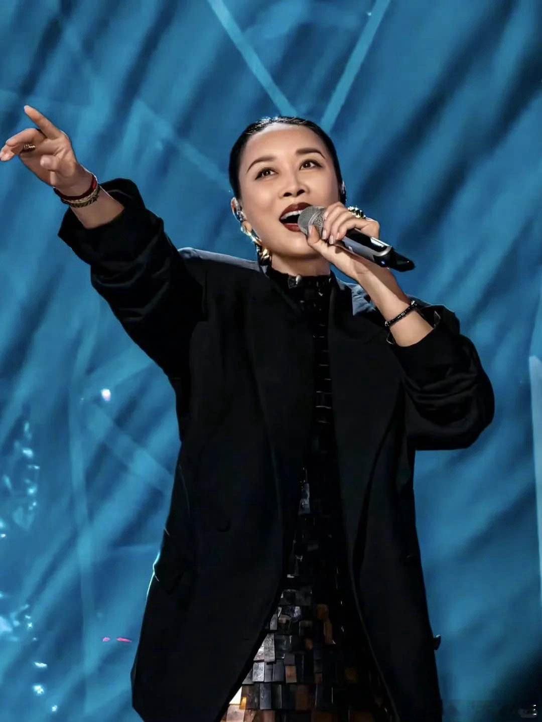 #那英压轴#你永远都可以相信那英姐姐，别看大家戏称她为五旬老太，但是她的实力仍然